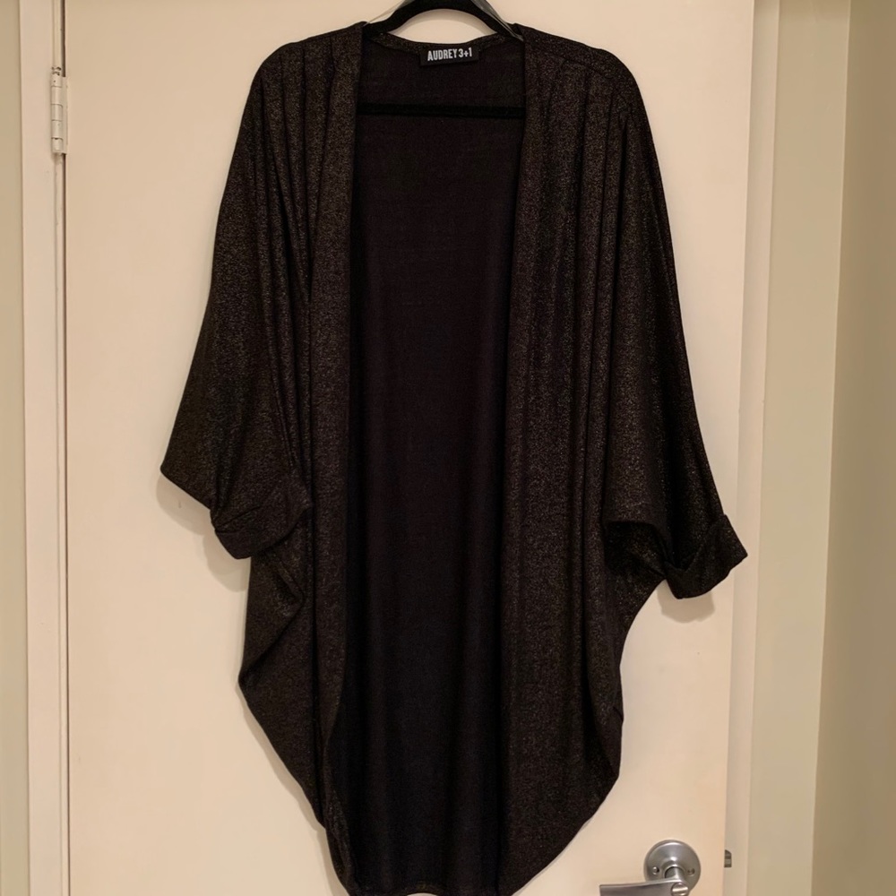 Audrey 3+1 long shrug